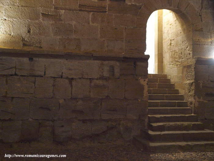 ESCALINATA DE ACCESO A LA SALA, DESDE EL OESTE