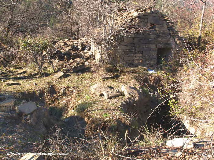 VISTA DEL TEMPLO DESDE SU CABECERA, EXCAVADA EN PRIMER PLANO