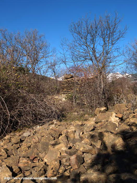 ESPEDREGALES Y AL FONDO, BORDA SOBRE EL TEMPLO