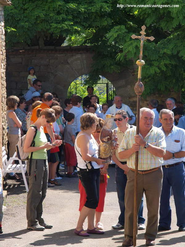 INICIO DE LA ROMERÍA. CRUZ PARROQUIAL Y TALLA ROMÁNICA DE LA VIRGEN