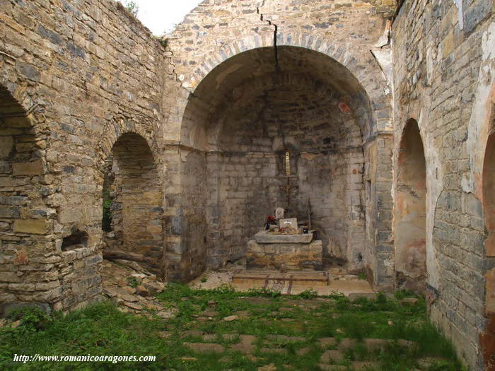 INTERIOR DEL TEMPLO HACIA LA CABECERA