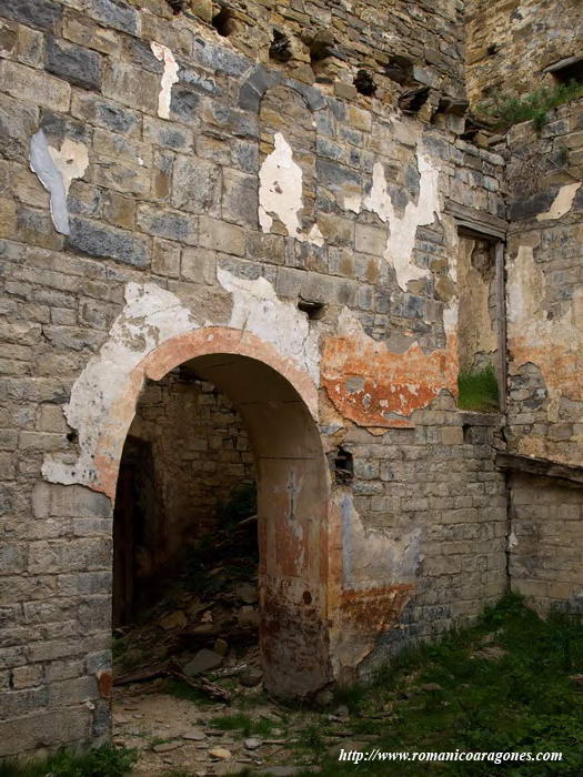 DETALLE PUERTA E MURO SUR. VENTANAL CEGADO SOBRE ELLA