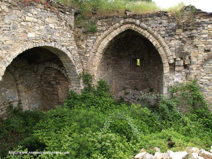 INTERIOR DEL TEMPLO. A DERECHA, CABECERA AL NORTE. AL FRENTE, CAPILLA LATERAL SOBRE LA CABECERA ROMÁNICA ORIGINAL