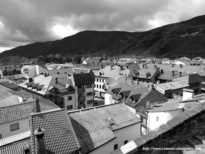 VISTA DE LA AGLOMERACIÓN URBANA A LOS PIES DEL TEMPLO