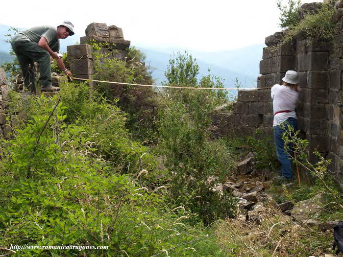 JOSE ANTONIO Y CECILIA MIDIENDO EL ÁBSIDE DE SAN BARTOLOMÉ. AÚN HAY QUIEN SE INTERESA. AÚN HAY ESPERANZA