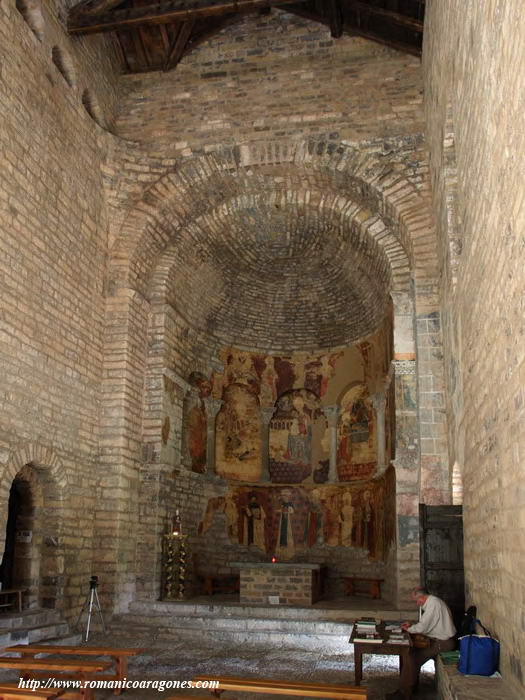 VISTA DEL INTERIOR DEL TEMPLO HACIA LA CABECERA - JL ARAMENDÍA  EN FUNCIONES DE GUÍA/ABADESA