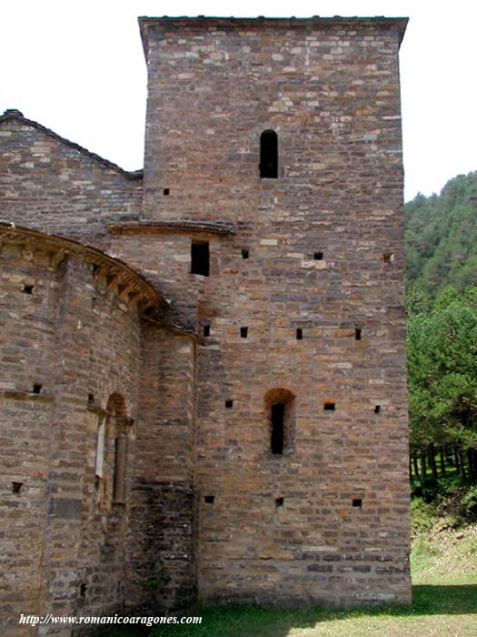 LIENZO ESTE DE LA TORRE ADOSADA AL TEMPLO