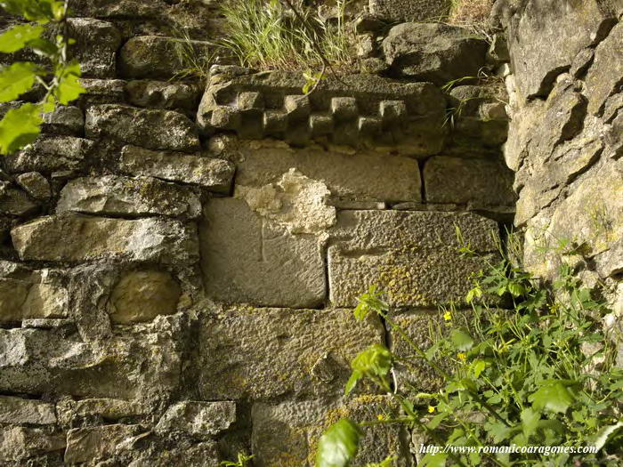 DETALLE DEL RESTO DEL MURO O PRESBITERIO NORTE ROMÁNICO CON IMPOSTA AJEDRAZADA