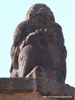 ESCULTURA SOBRE BRAZO NORTE DEL CRUCERO