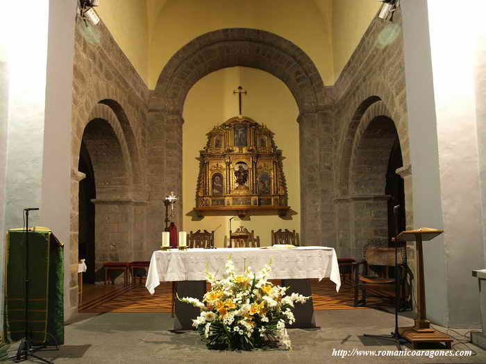 ATRIO DE ACCESO AL TEMPLO BAJO LA TORRE, EN FUNCIONES DE CABECERA