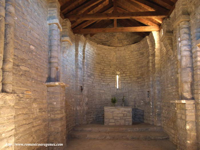 INTERIOR DEL TEMPLO HACIA LA CABECERA