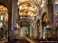 NAVE CENTRAL DESDE DELANTE DE LA FILA DE PILARES DEL LADO SUR, HACIA LOS PIES