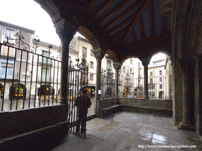 INTERIOR DE LA LONJA CHICA. VISTA DE LA PLAZA DEL MERCADO.