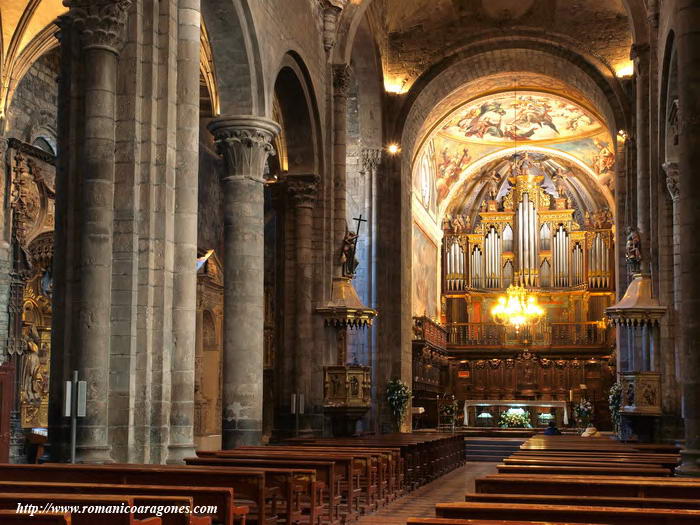 NAVE CENTRAL Y LATERAL NORTE, DESDE LOS PIES DEL TEMPLO.