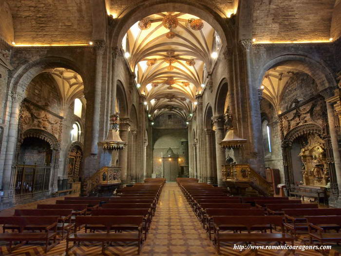 NAVE CENTRAL DESDE LA CABECERA DEL TEMPLO.