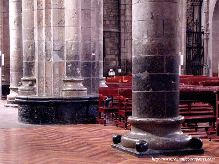 PILARES CILNDRICOS Y COLUMNA CRUCIFORME ENTRE NAVE NORTE Y CENTRAL, HACIA LOS PIES DEL TEMPLO.