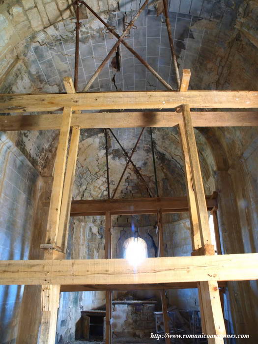 INTERIOR DEL TEMPLO HACIA LA CABECERA