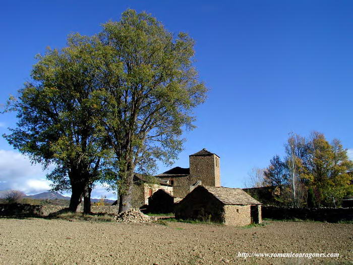 BORDA Y AL FONDO, PARROQUIAL MODERNA Y CASERÍO DE OSIA