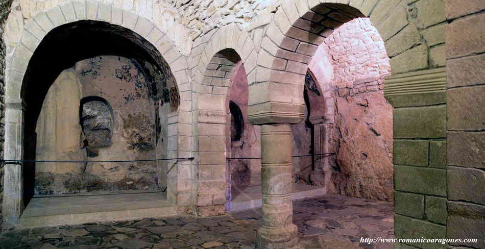 CABECERA DEL TEMPLO MOZRABE . CABECERAS EXCAVADAS EN LA PEA. COLUMNA ASTURIENSE