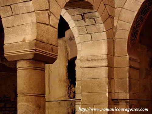 DETALLE DE LOS APEOS DE LA COLUMNA Y DE LOS TRES ARCOS QUE CONVERGEN EN MITAD DE LA CABECERA