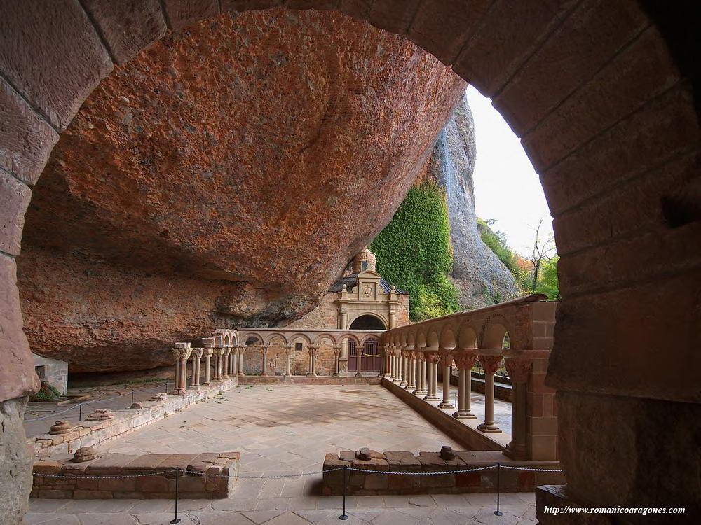 EL CLAUSTRO VISTO A TRAVS DE LA PUERTA MOZRABE