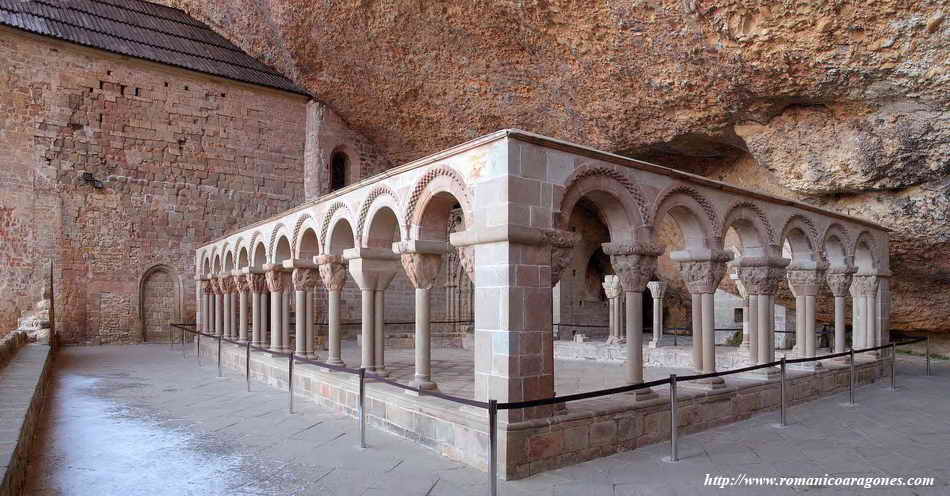 CLAUSTRO BAJO LA ROCA