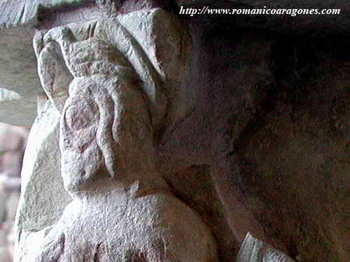 DETALLE DE LA CABEZA DE CRISTO ORLADA CON NIMBO CRUCFERO Y POSADA AVE, REPRESENTANDO EL ESPRITU SANTO