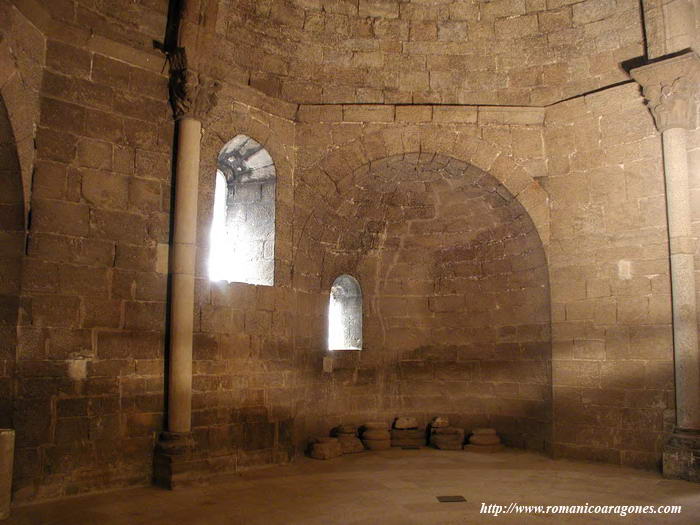 INTERIOR DE LA SALA OCULTA SOBRE EL CRUCERO