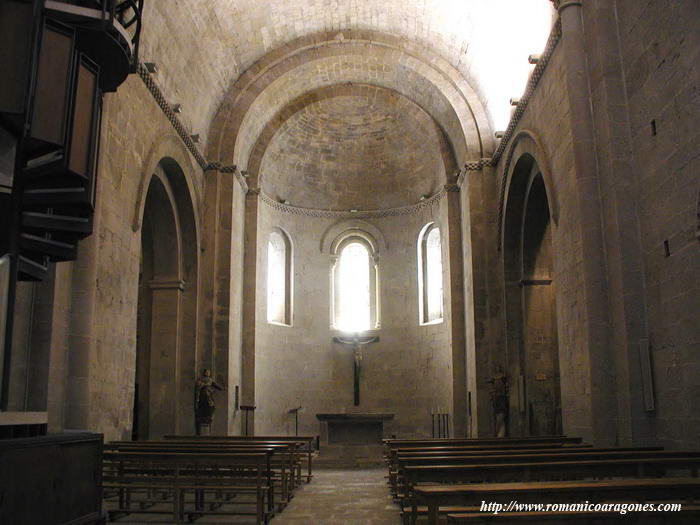 INTERIOR DEL TEMPLO, HACIA LA CABECERA.