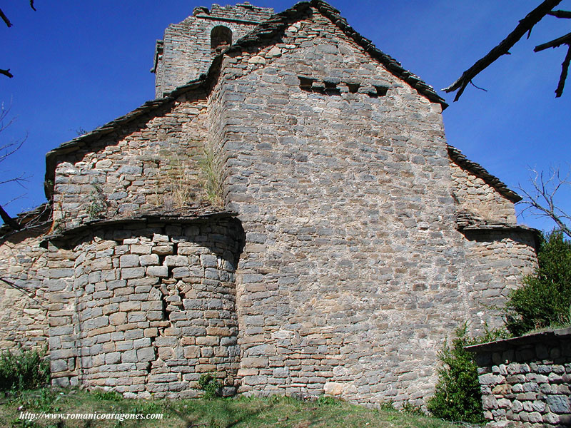 CABECERA DEL TEMPLO. ABSIDES ORIGINALES Y TESTERO PLANO CENTRAL, MODERNO