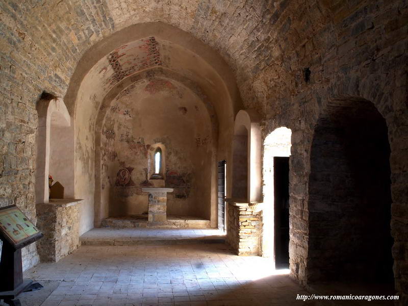 INTERIOR DEL TEMPLO HACIA LA CABECERA