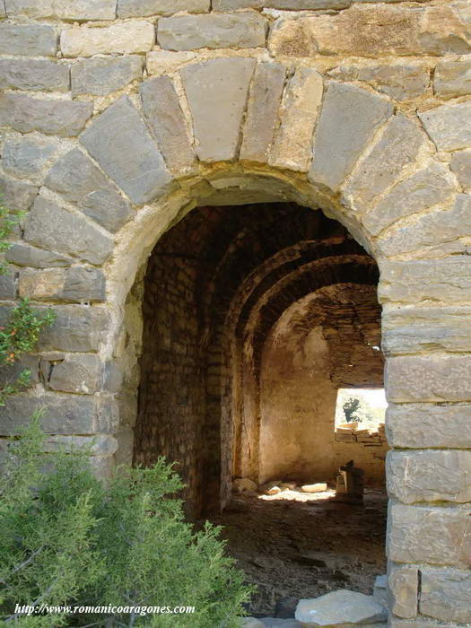 INTERIOR DEL TEMPLO A TRAVES DE LA PUERTA OESTE