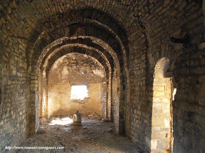 INTERIOR DESDE LOS PIES DEL TEMPLO