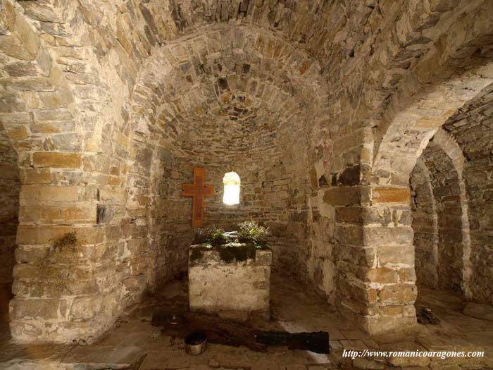 ALTAR CENTRAL A LA IZQUIERDA Y COMUNICACIN DE NAVE CENTRAL Y SUR