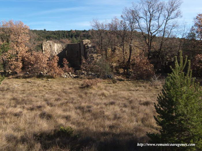 MONASTERIO AL EXTREMO DE UNA LLANURA