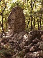 MENHIR EMERGIENDO DE MURETE