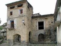 PLAZA DEL PUEBLO. CASA-AYUNTAMIENTO, CON SILLARES ROMNICOS INLUIDOS