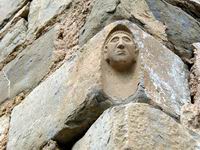 PIEDRA SILLAR DE JAMBA, CON CARA LABRADA, EN CASA DE LA PLAZA