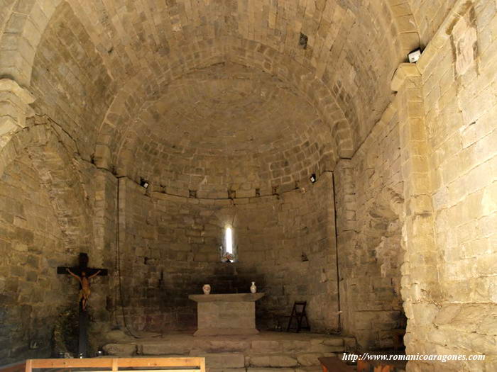 INTERIOR DEL TEMPLO HACIA LA CABECERA