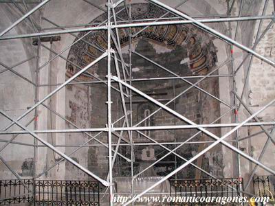 INTERIOR DEL TEMPLO HACIA LA CABECERA. ANDAMIAJE DE PRAMES S.A.