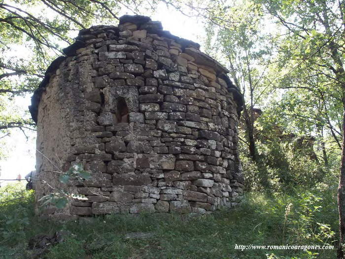 CABECERA DEL TEMPLO ENTRE EL ARBOLADO