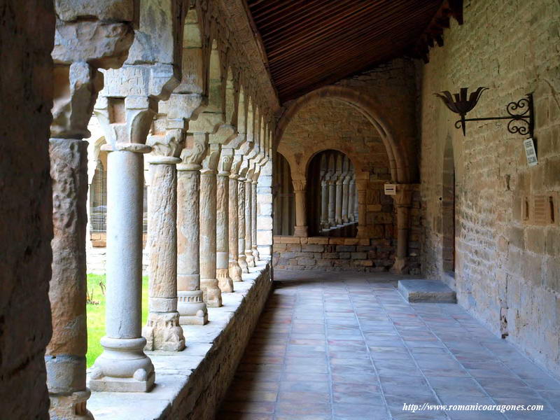 CAPITELES DEL CABALLO Y DEL PERRO EN EL ALA SUR DEL CLAUSTRO, LINDANTE CON EL TEMPLO