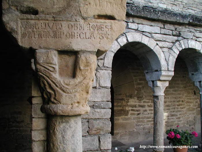 CAPITEL ALA ESTE DEL CLAUSTRO. AL FONDO, ALA SUR, CON ACCESO AL TEMPLO