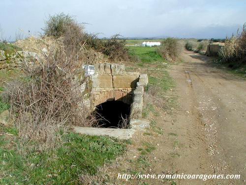 CAMINO VIEJO DE CASBAS, SALIENDO DE ANGS. ACCESO A LA FUENTE-ALJIBE