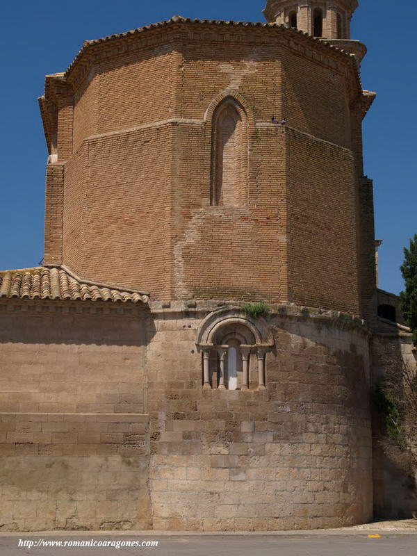 CABECERA DEL TEMPLO CON SUS DOS ESTILOS SUCESIVOS