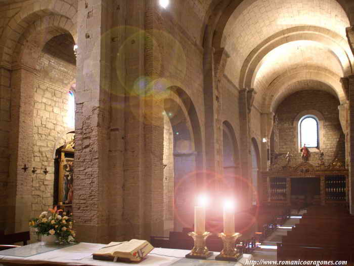 VISTA DE LA NAVE HACIA LOS PIES DEL TEMPLO