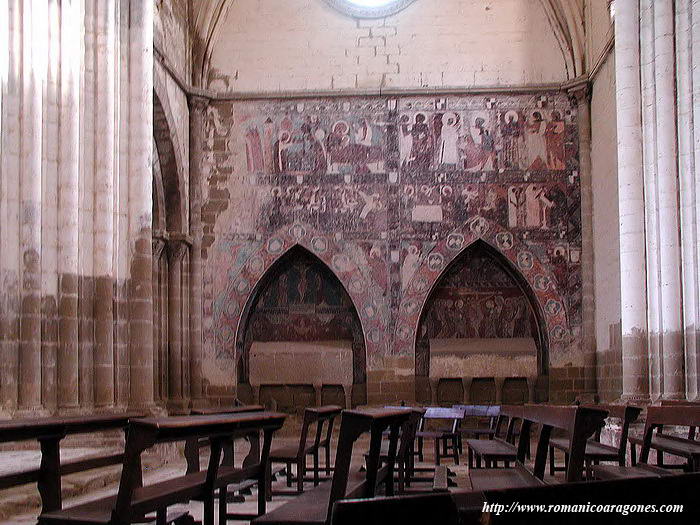 BRAZO SUR DEL TEMPLO. ARCOSOLIOS DECORADOS