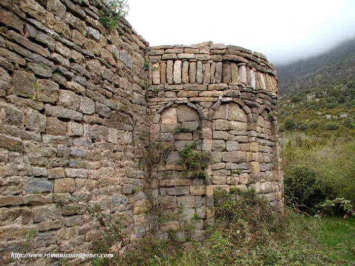 VISTA SUR DEL BSIDE Y MURO DE SOPORTE DEL CAMPANARIO