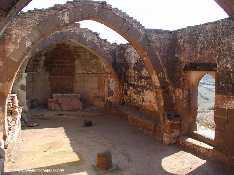 NAVE Y MURO SUR. ARCO APUNTADO GTICO.