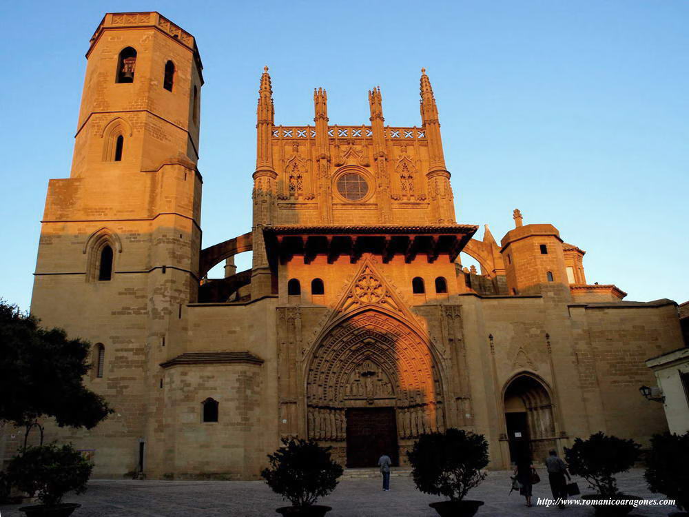 FACHADA OESTE DE LA CATEDRAL GTICA DE HUESCA. PLAZA DEL AYUNTAMIENTO